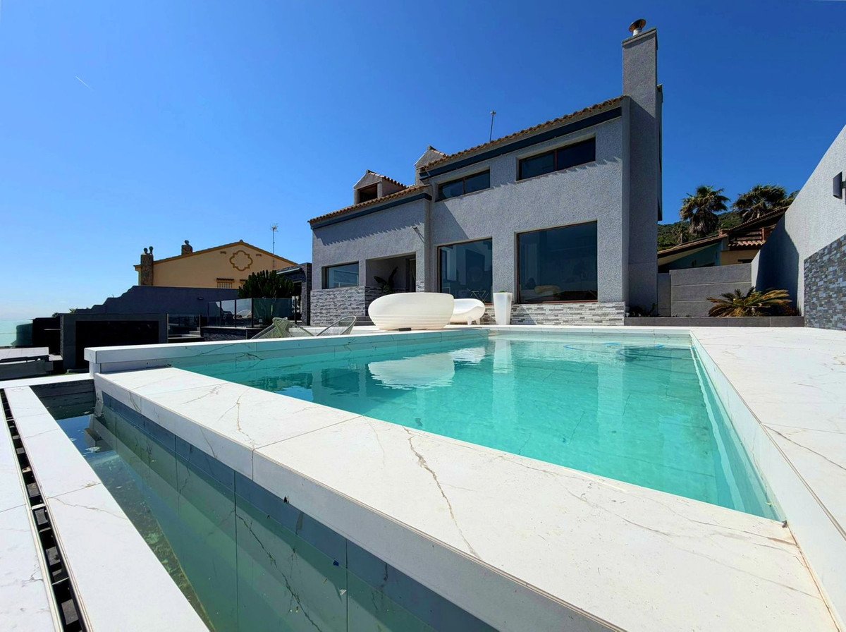 3 Bed Detached Villa in Algeciras