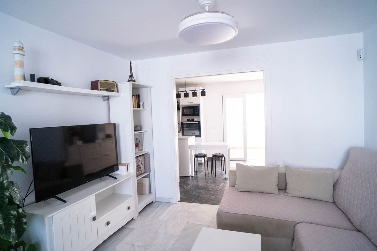 6 Bed Semi-Detached House in Las Lagunas