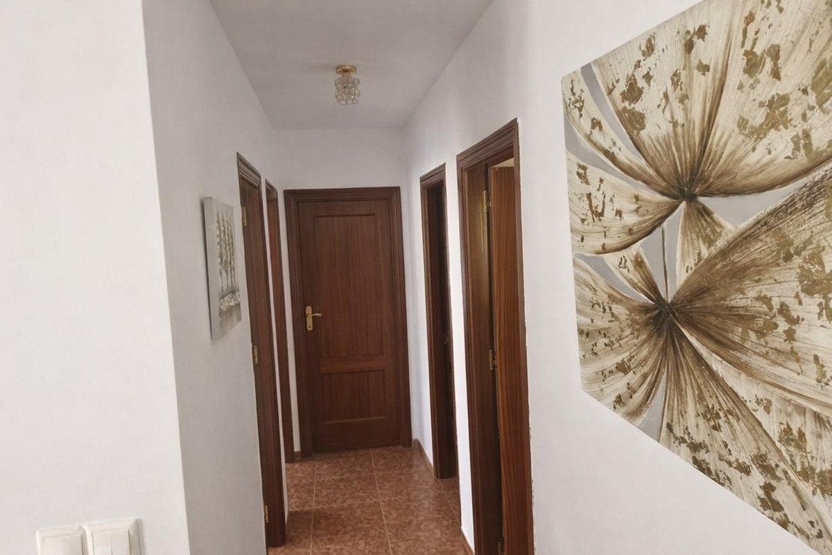 3 Bed Middle Floor Apartment in Las Flores