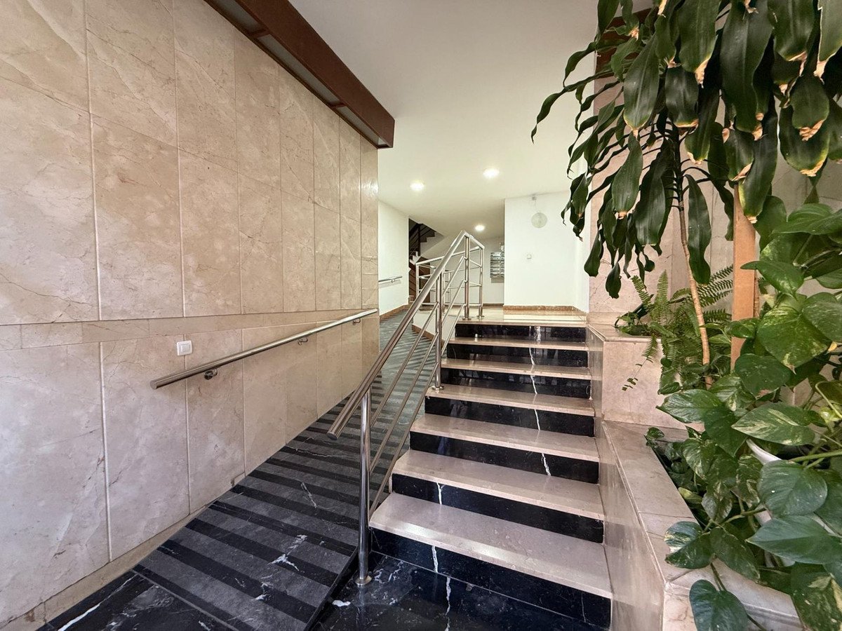 3 Bed Middle Floor Apartment in Capuchinos