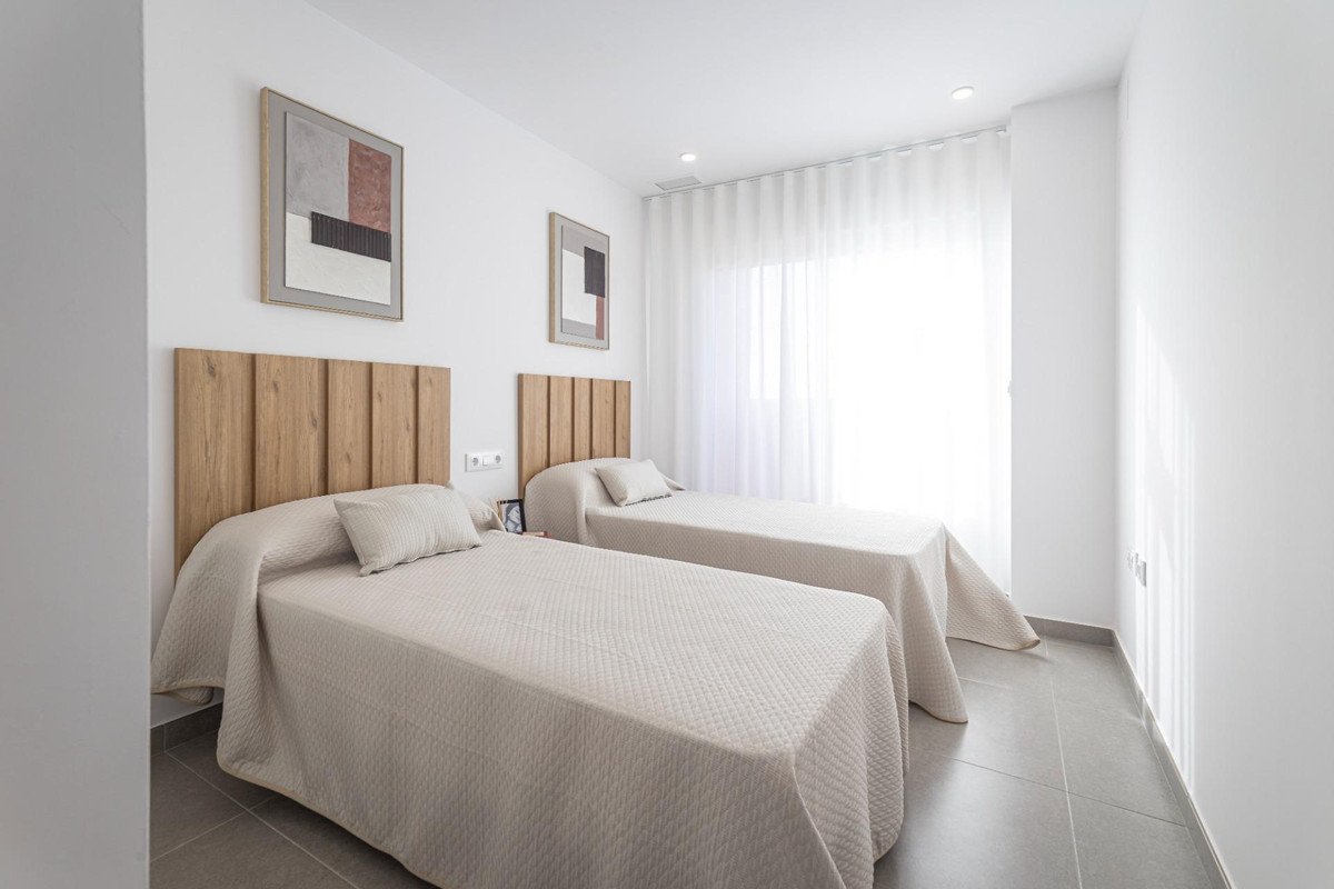 2 Bed Middle Floor Apartment in Los Alcazares
