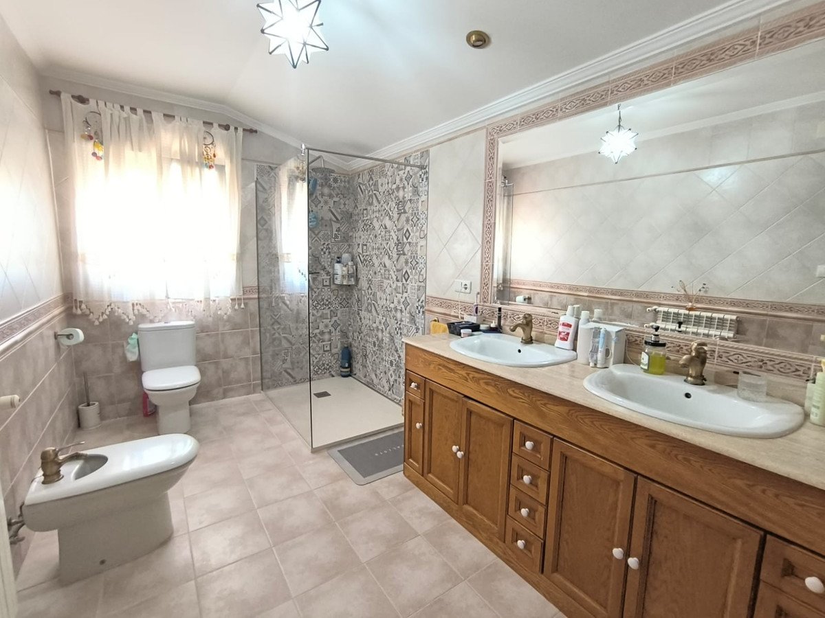 6 Bed Detached Villa in Yecla