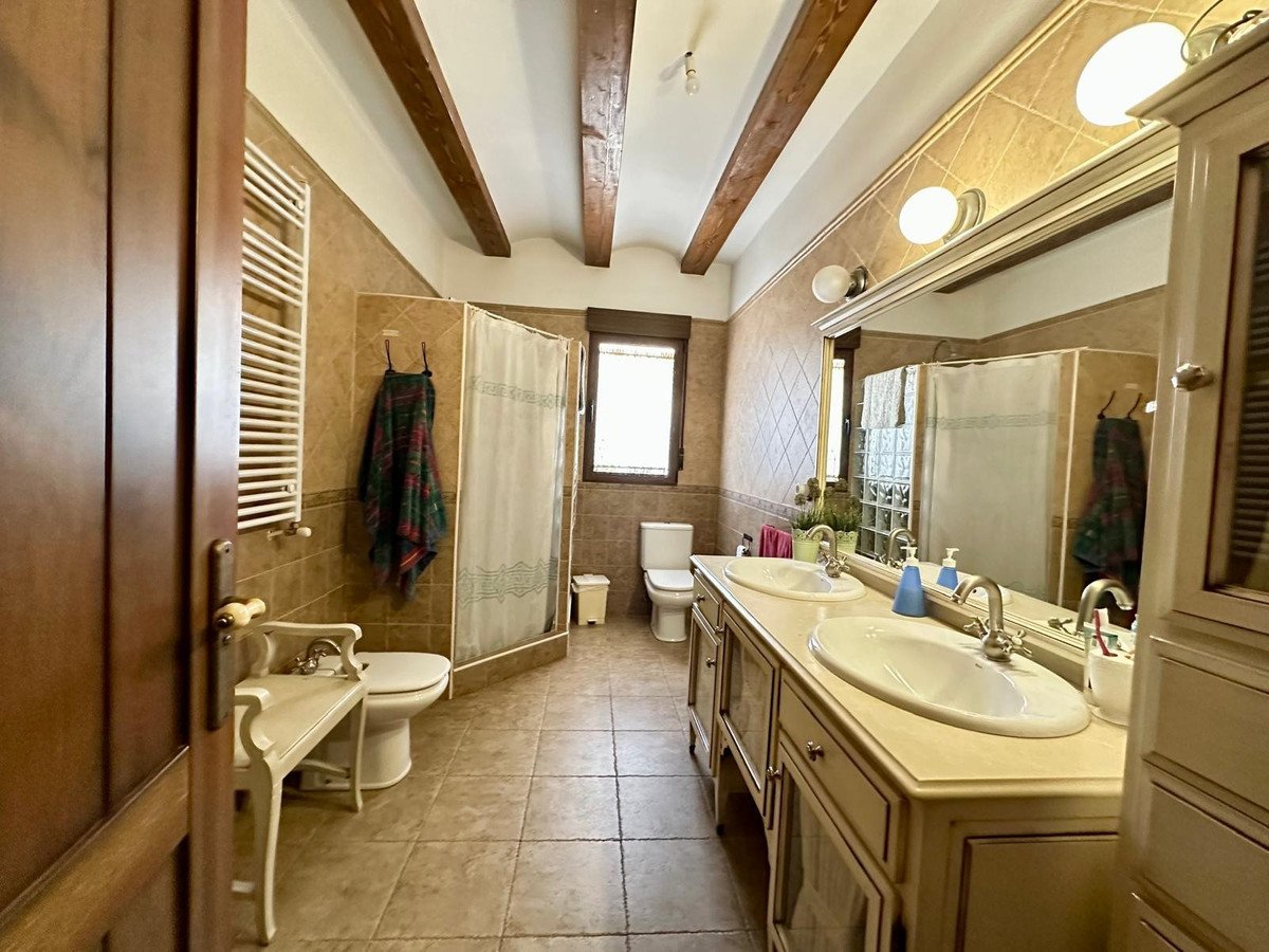 8 Bed Detached Villa in Yecla