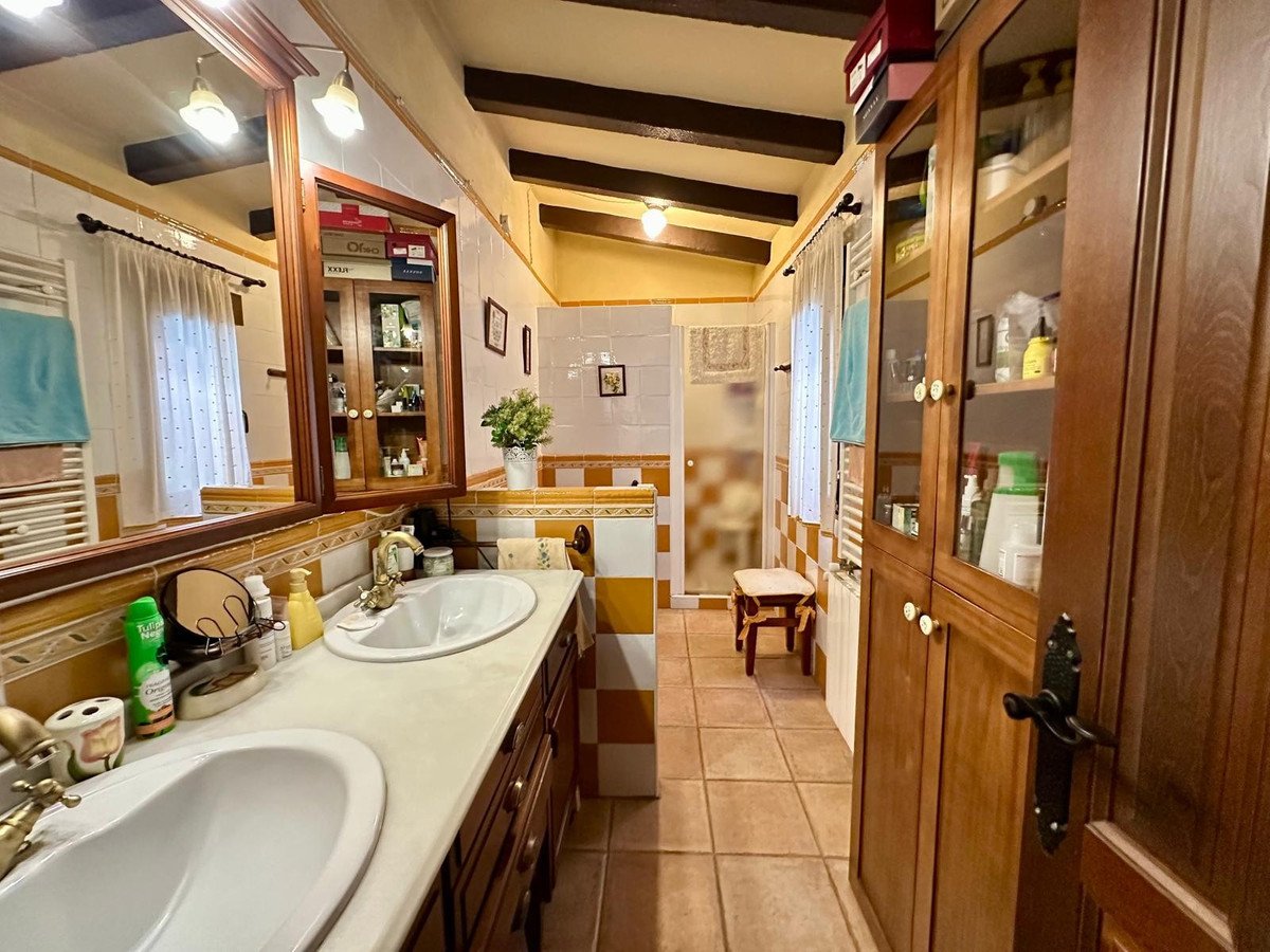 8 Bed Detached Villa in Yecla