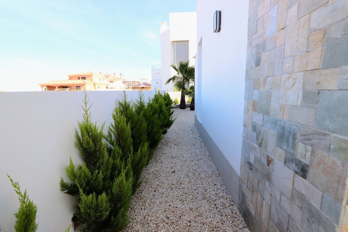 4 Bed Detached Villa in Los Alcazares