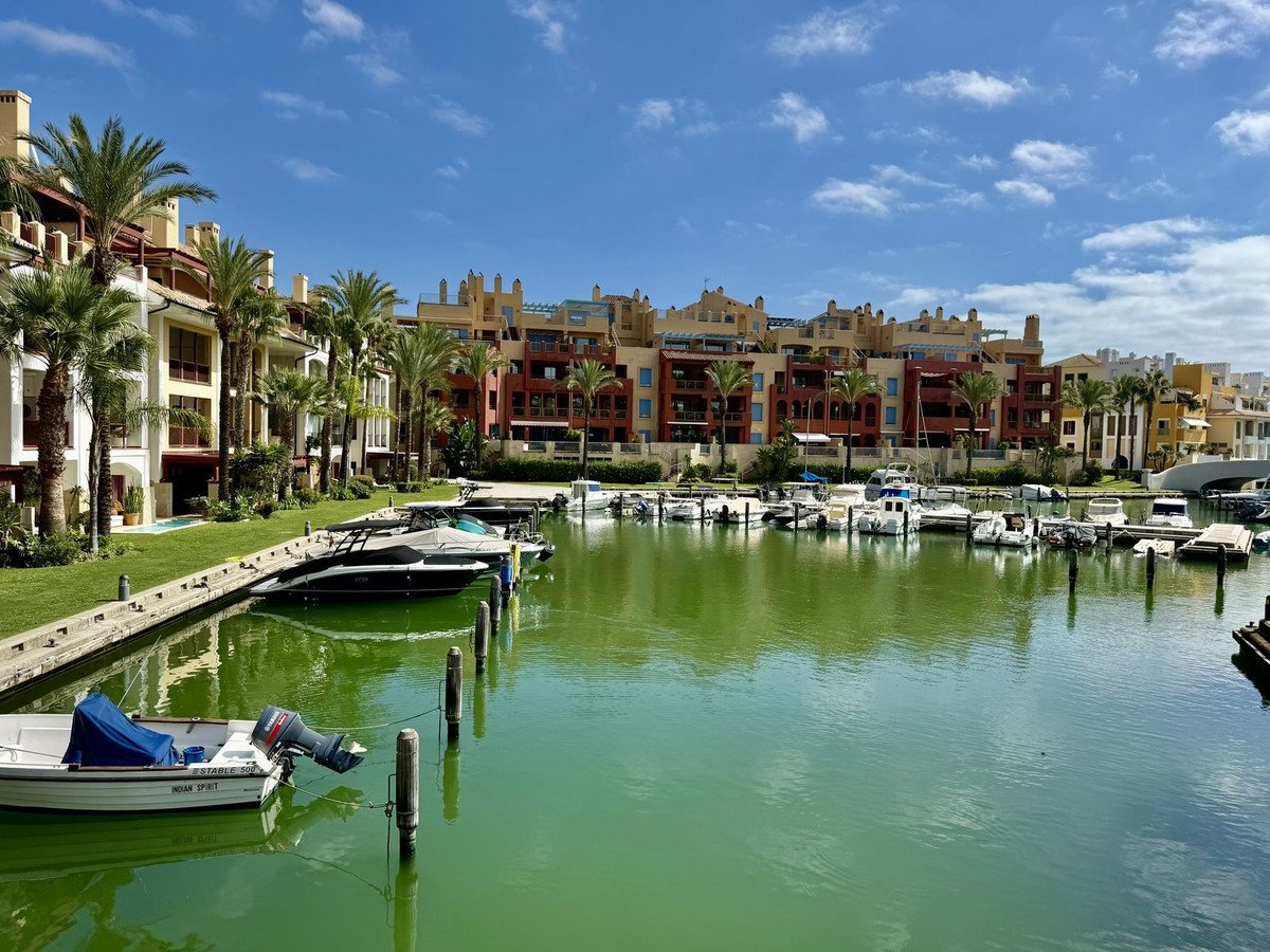 3 Bed Middle Floor Apartment in Sotogrande Puerto