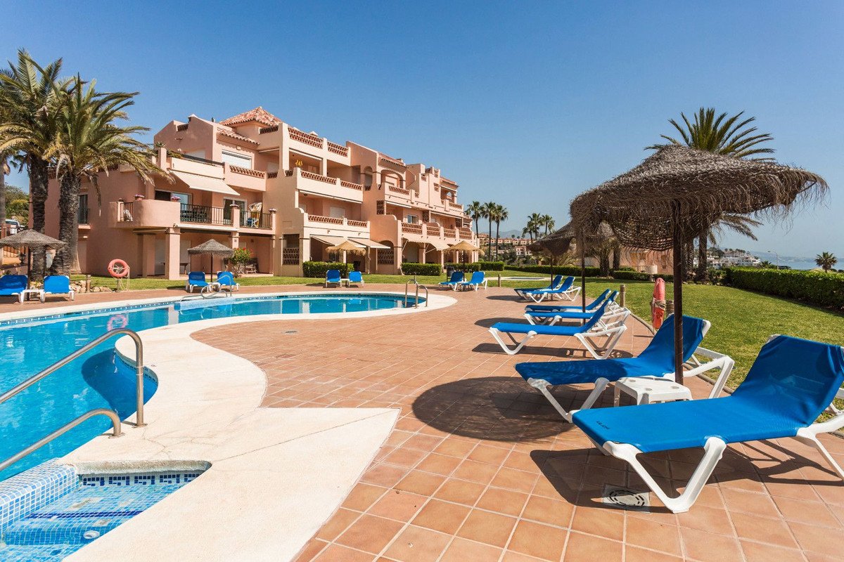 2 Bed Middle Floor Apartment in Mijas Costa