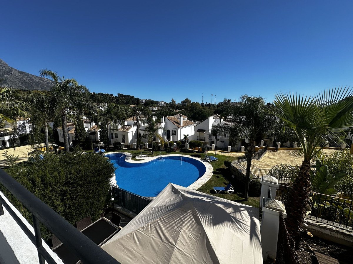 2 Bed Middle Floor Apartment in Nueva Andalucía