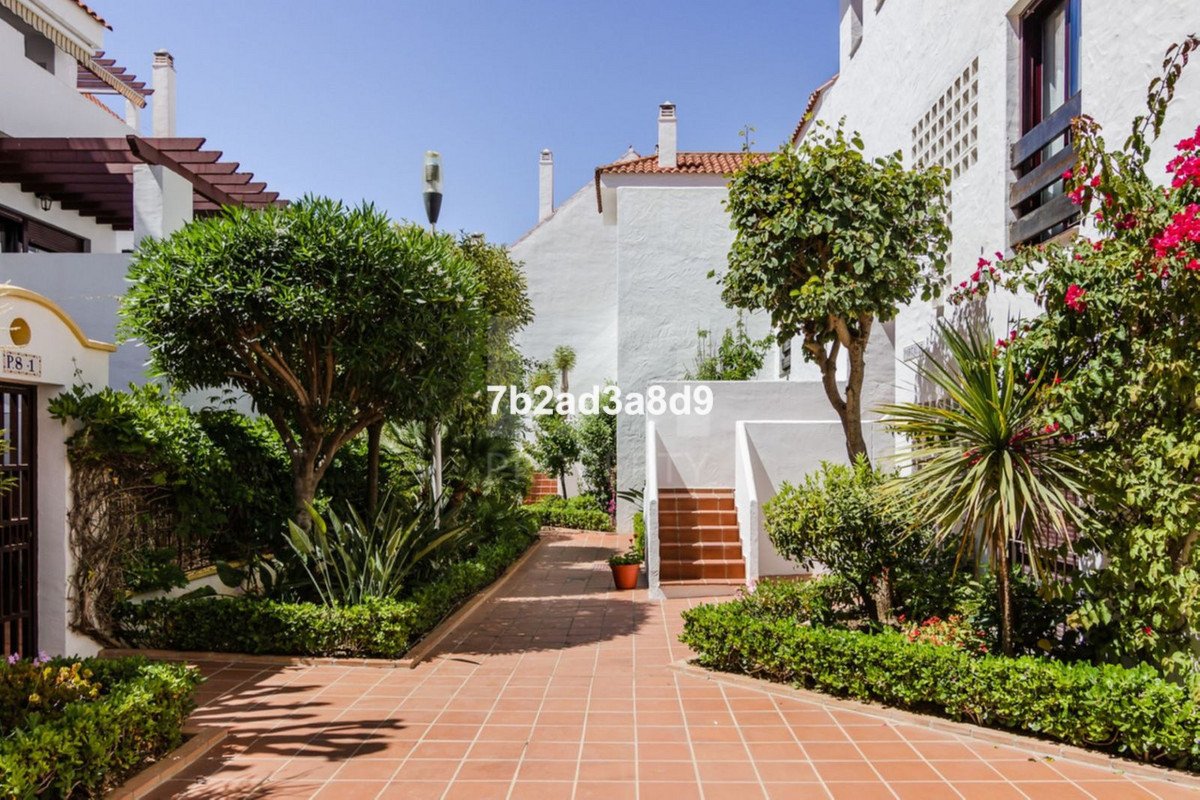 3 Bed Middle Floor Apartment in Nueva Andalucía