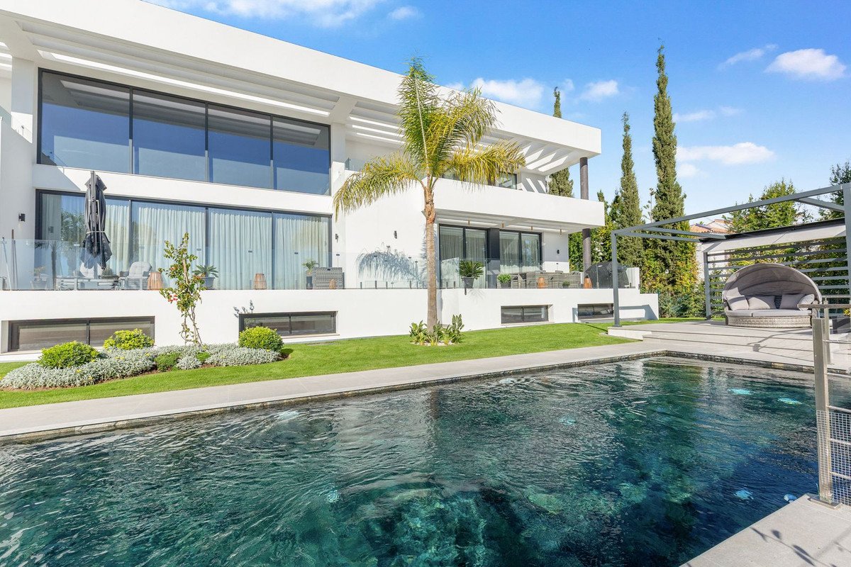 5 Bed Detached Villa in El Paraiso