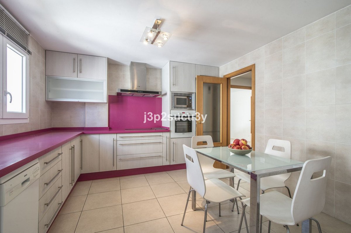 4 Bed Middle Floor Apartment in Nueva Andalucía