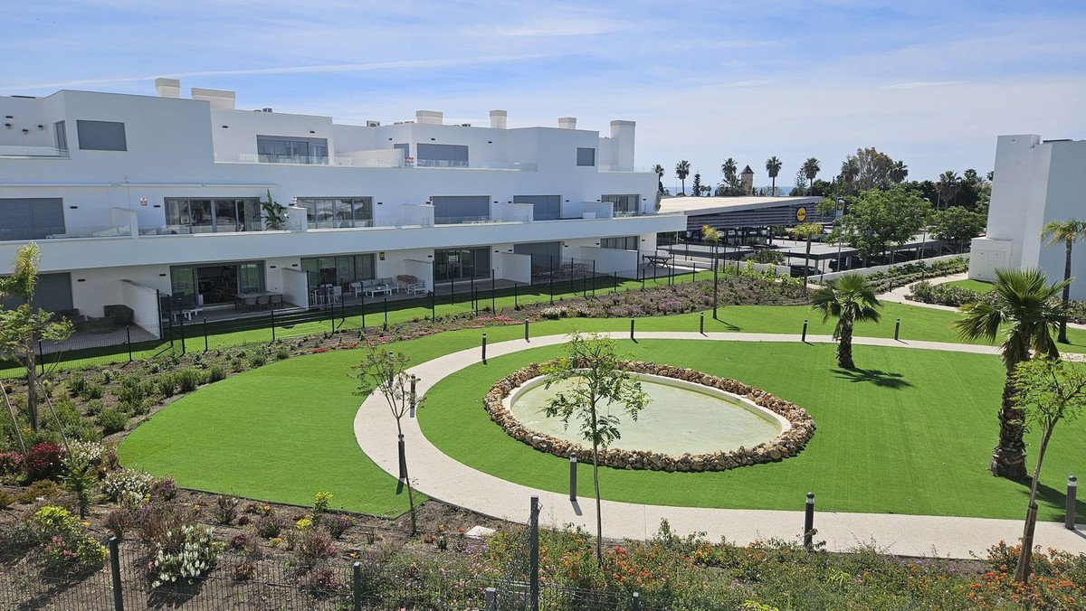 2 Bed Middle Floor Apartment in Estepona