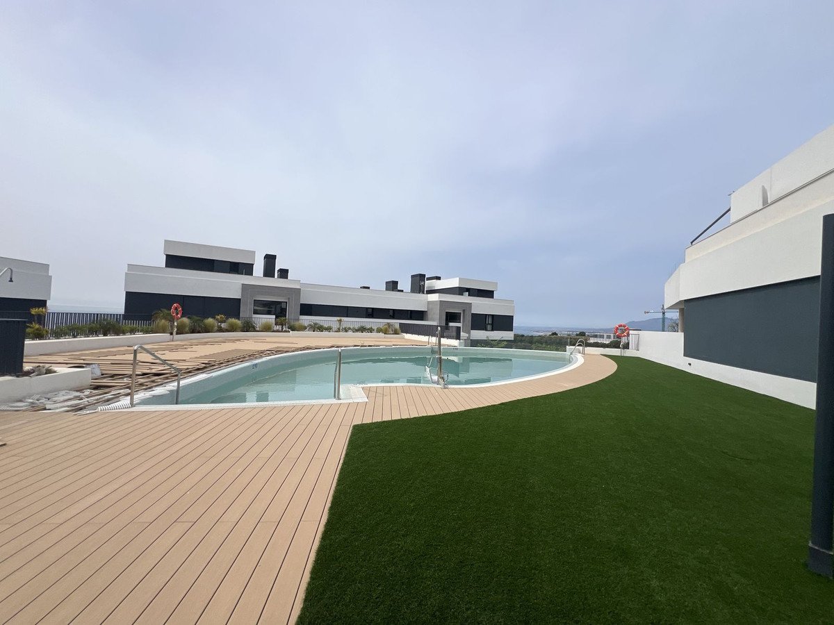2 Bed Middle Floor Apartment in Altos de los Monteros