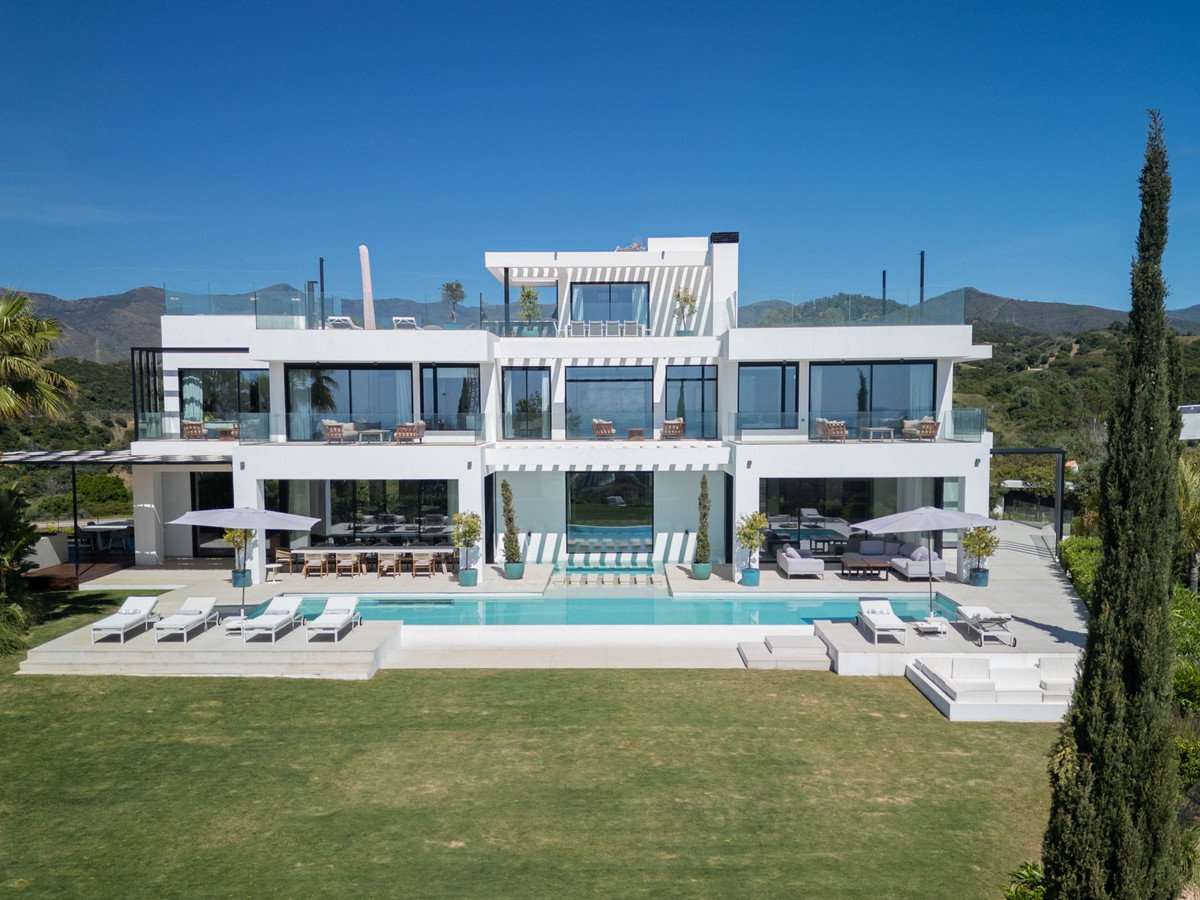 9 Bed Detached Villa in Estepona
