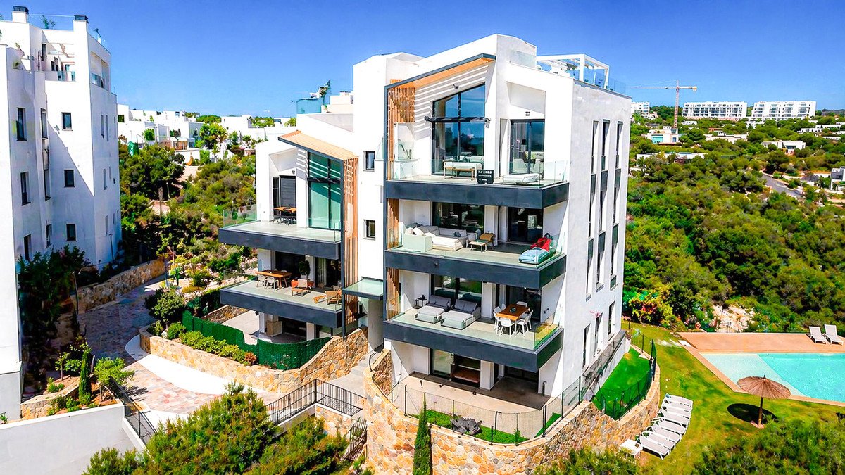 2 Bed Middle Floor Apartment in Las Colinas Golf