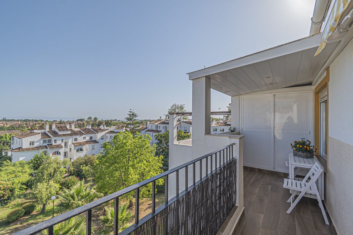 2 Bed Top Floor Apartment in Diana Park