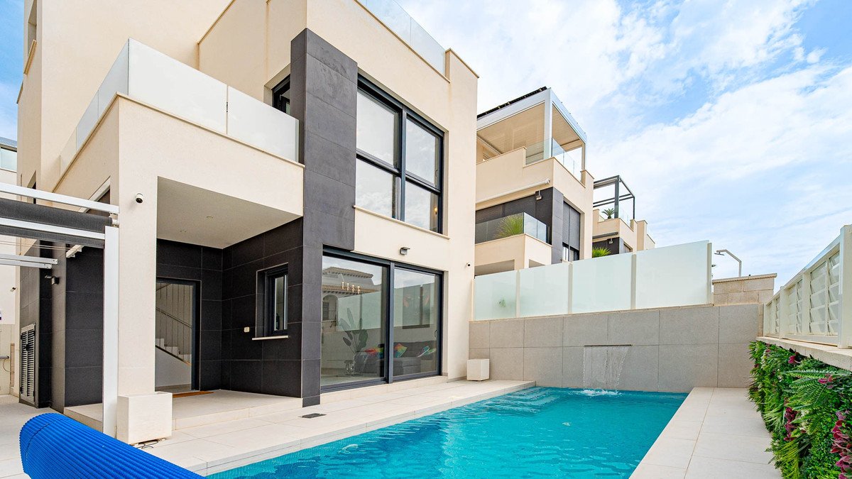 4 Bed Detached Villa in Punta Prima
