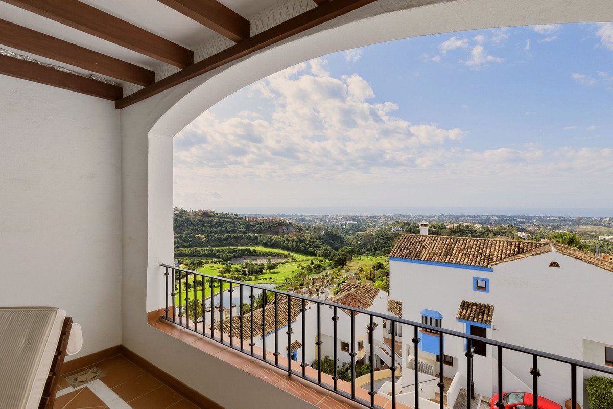 2 Bed Middle Floor Apartment in Benahavís