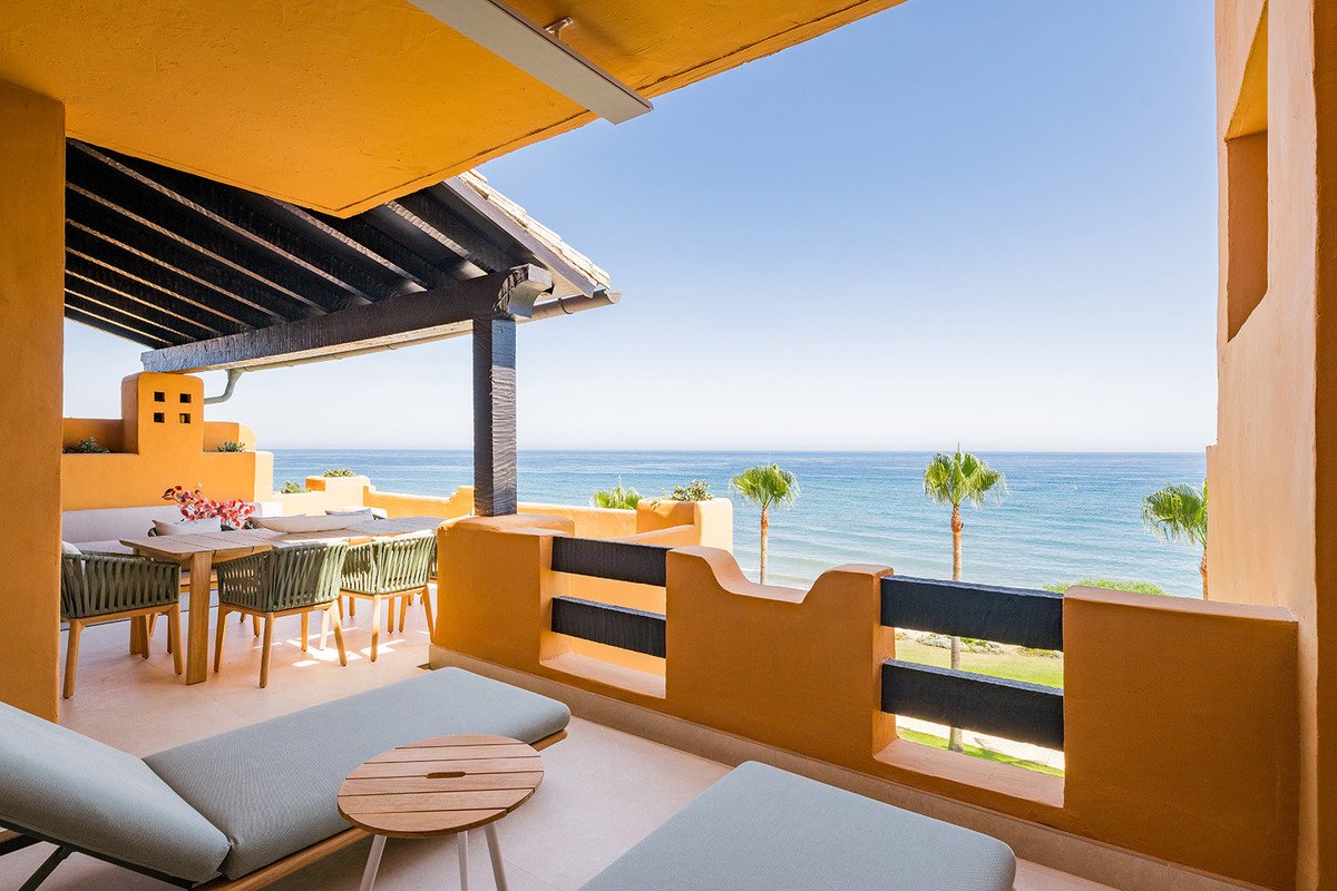 4 Bed Middle Floor Apartment in Estepona