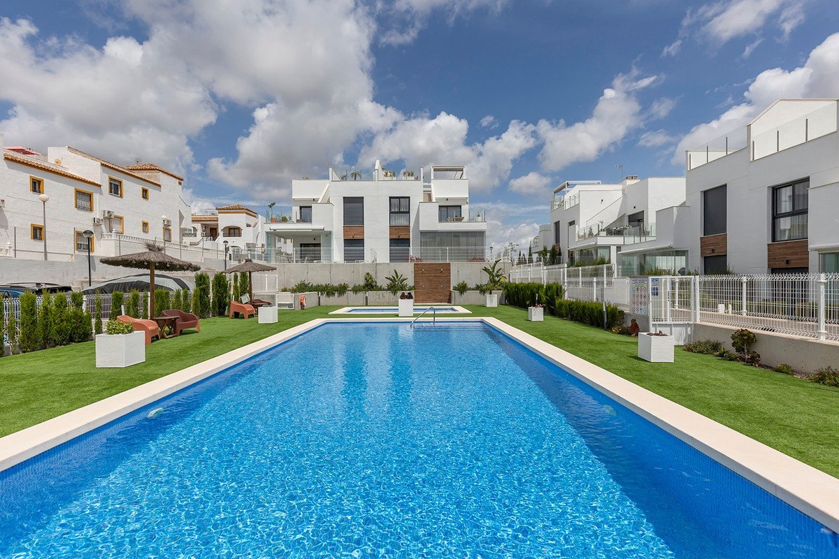 2 Bed Ground Floor Apartment in Entre Naranjos