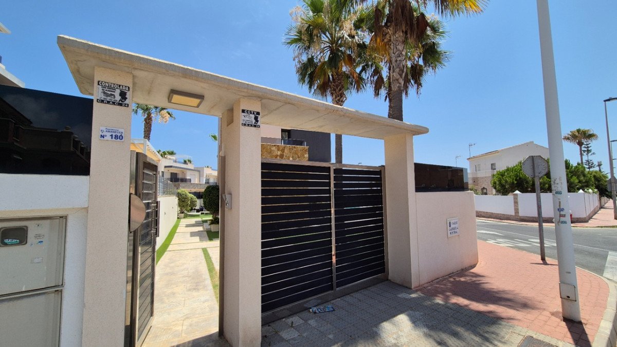4 Bed Detached Villa in Torrevieja