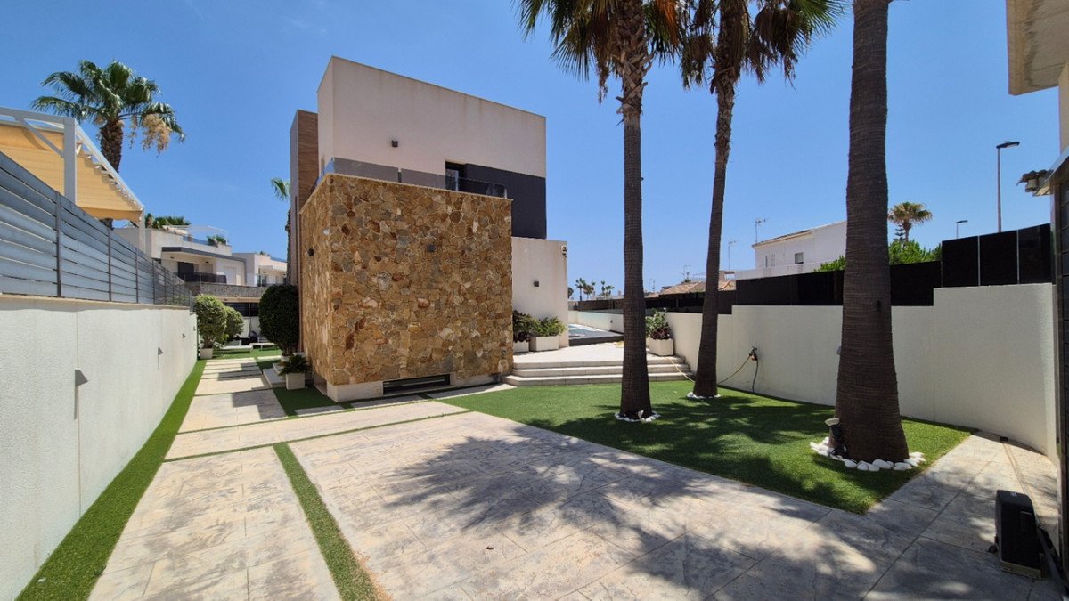 4 Bed Detached Villa in Torrevieja