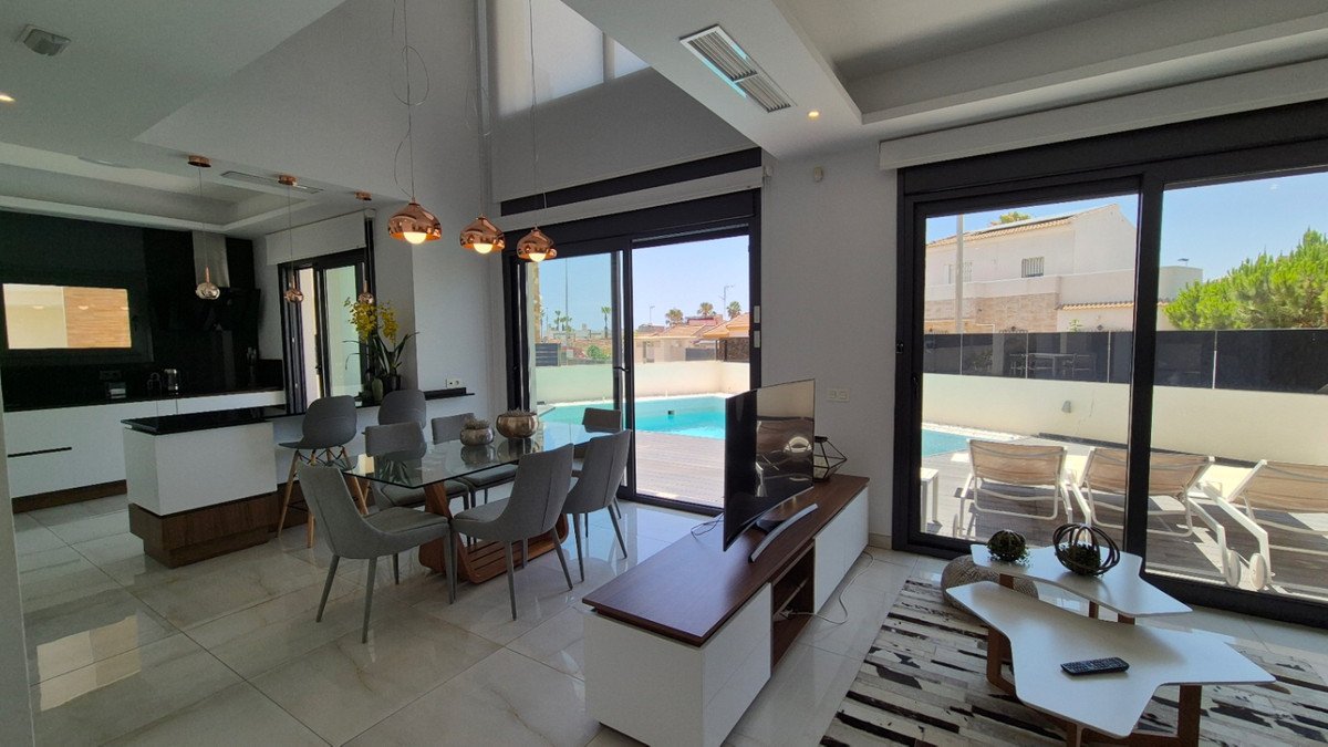 4 Bed Detached Villa in Torrevieja
