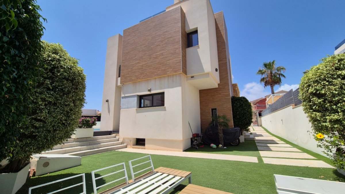4 Bed Detached Villa in Torrevieja