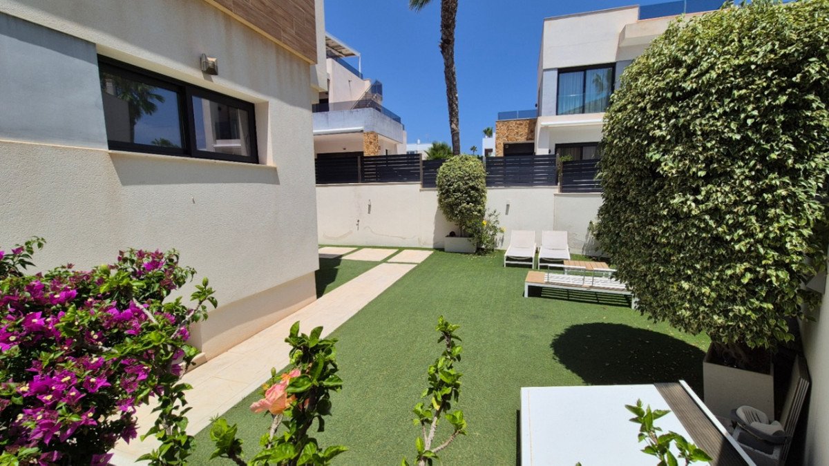 4 Bed Detached Villa in Torrevieja