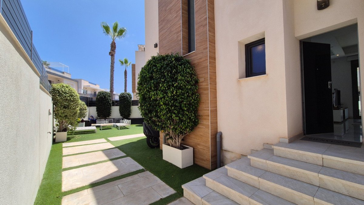 4 Bed Detached Villa in Torrevieja