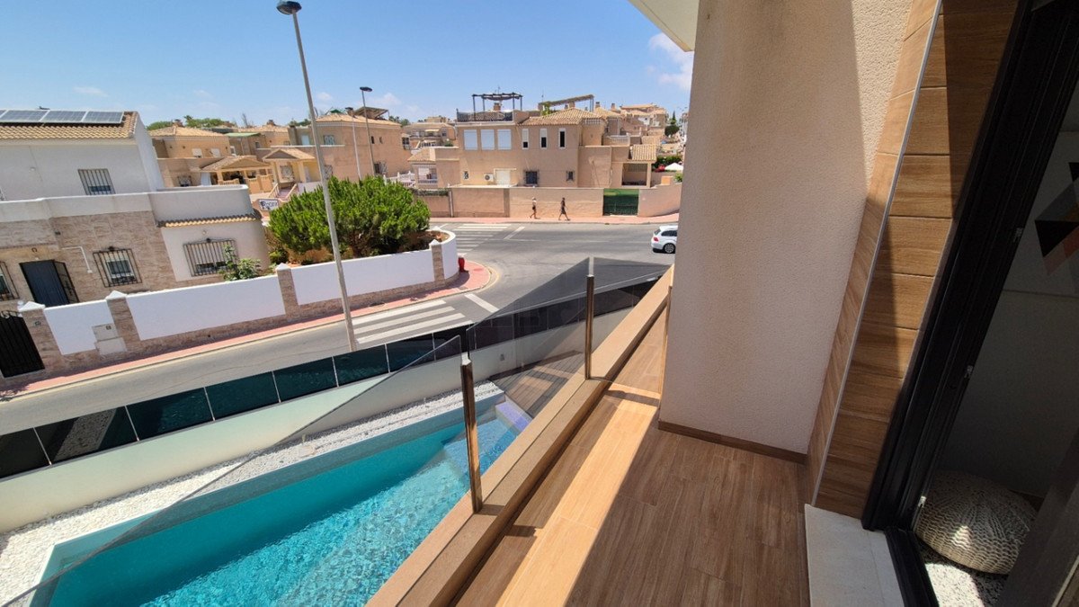 4 Bed Detached Villa in Torrevieja