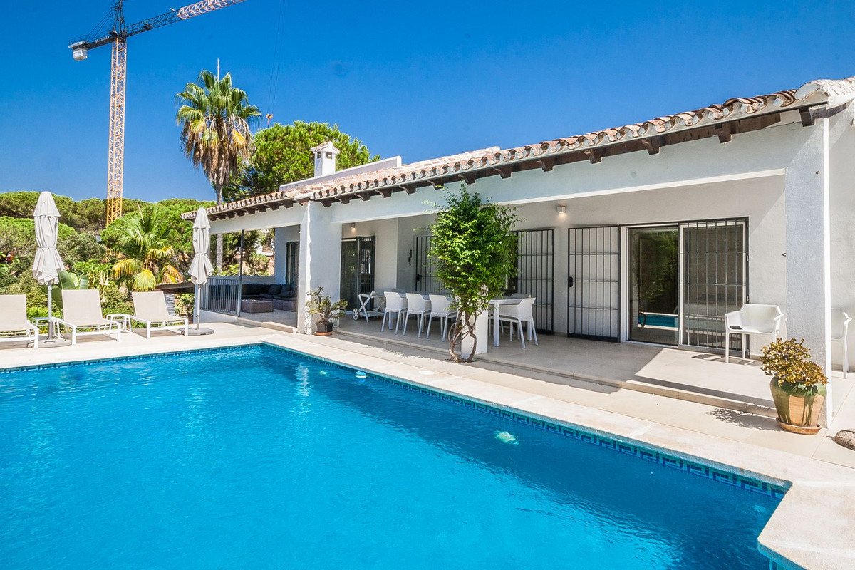 5 Bed Detached Villa in Elviria