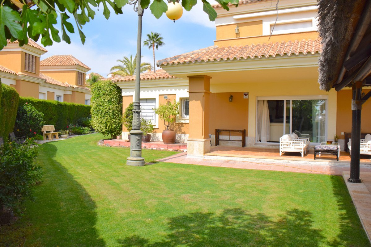 5 Bed Semi-Detached House in Santa Clara