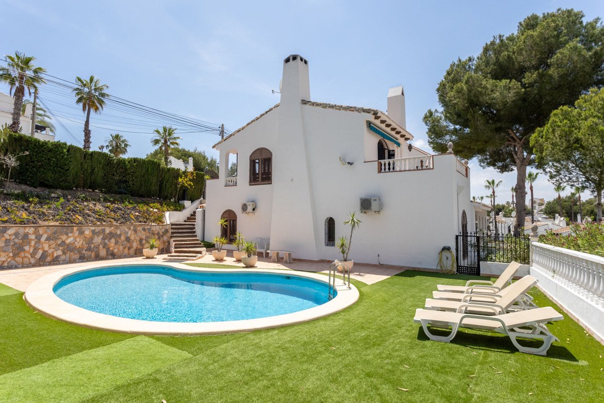 4 Bed Detached Villa in Villamartin