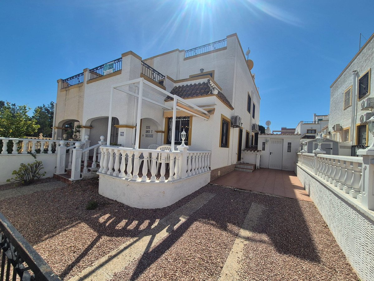 3 Bed Semi-Detached House in Los Altos