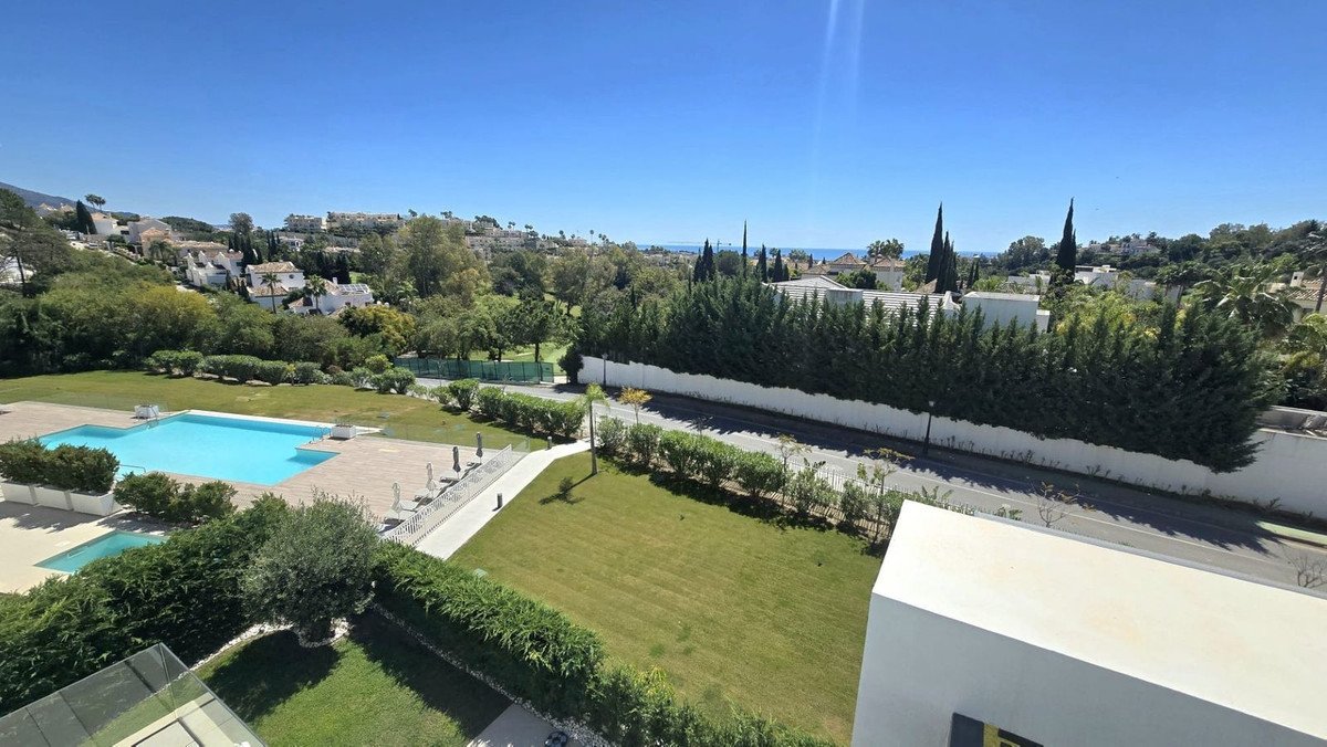 2 Bed Middle Floor Apartment in Benahavís