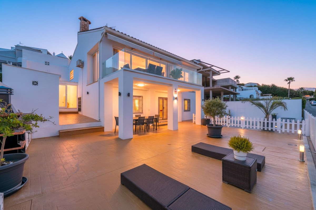 5 Bed Detached Villa in Estepona