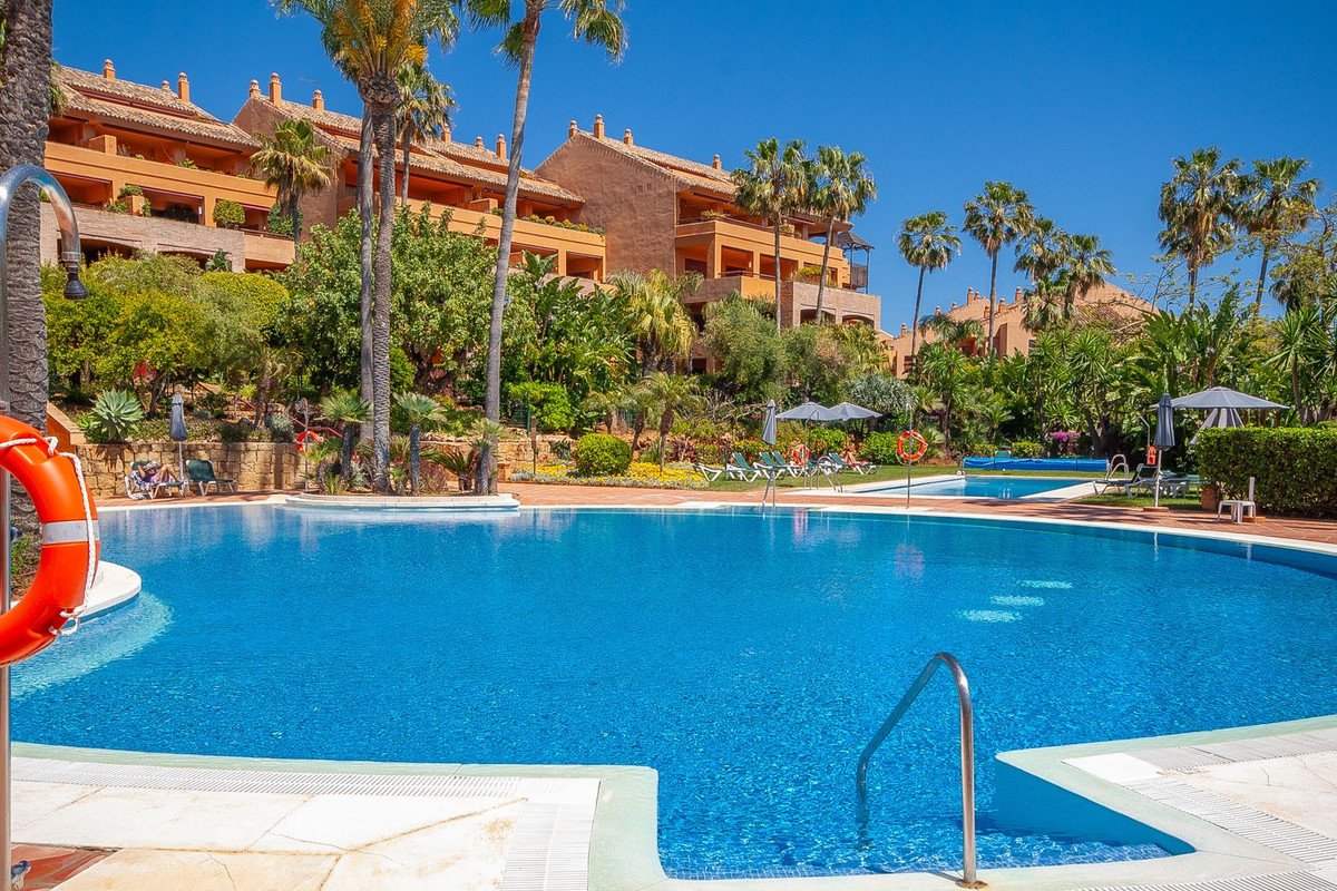 2 Bed Middle Floor Apartment in Bahía de Marbella