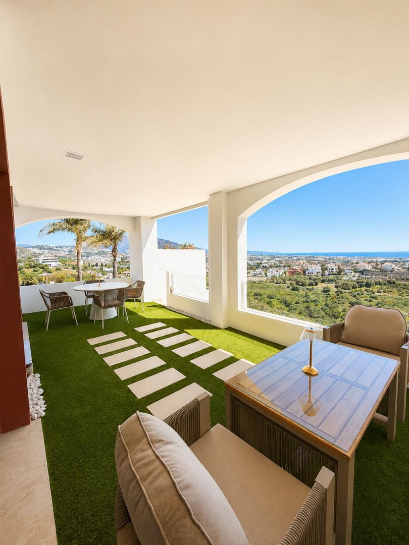 4 Bed Semi-Detached House in Benahavís