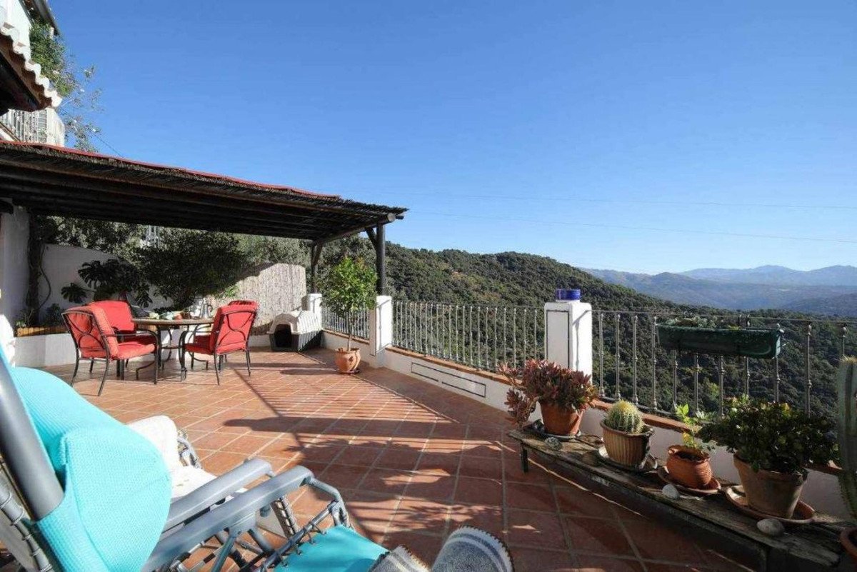 3 Bed Apartment Complex in Benalauría