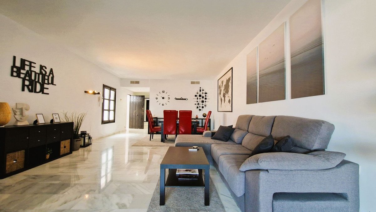 2 Bed Top Floor Apartment in Puerto Banús