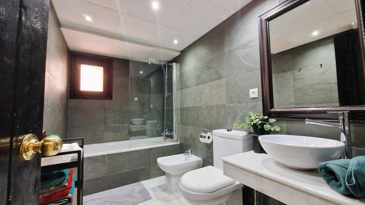 2 Bed Top Floor Apartment in Puerto Banús