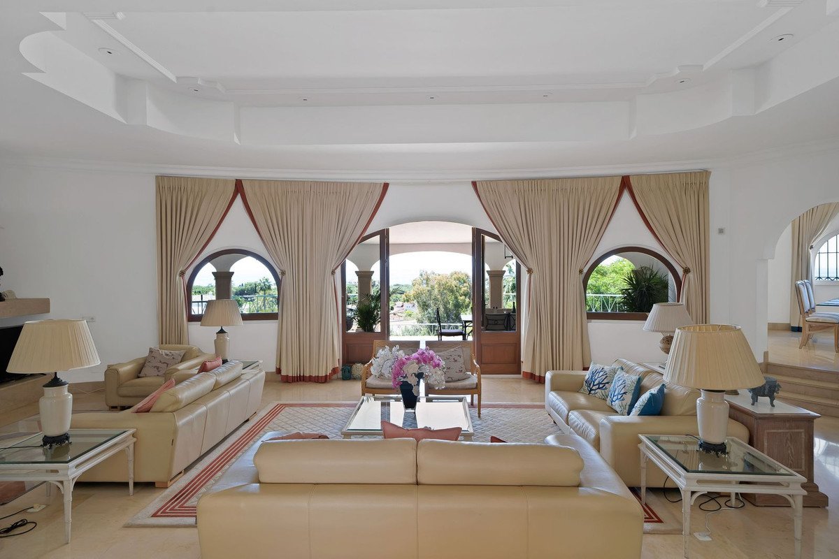 6 Bed Detached Villa in Hacienda Las Chapas
