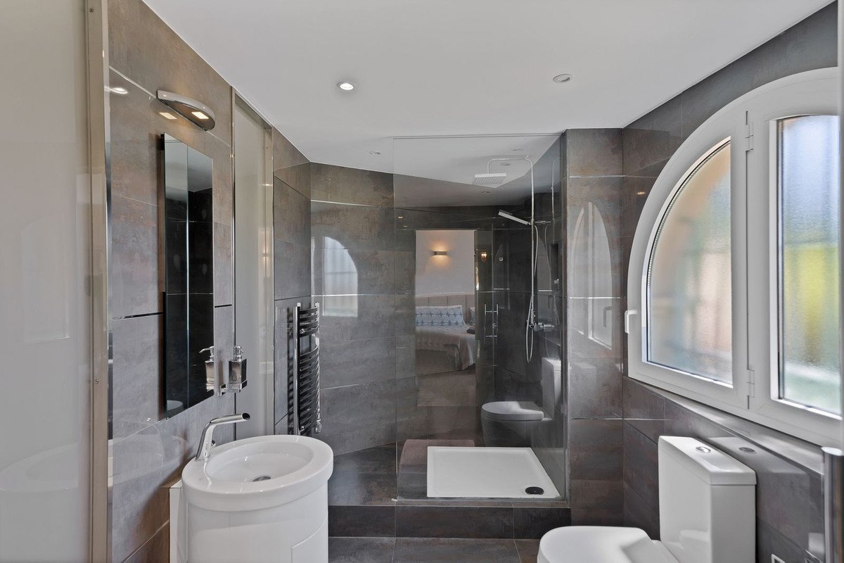 6 Bed Detached Villa in Hacienda Las Chapas