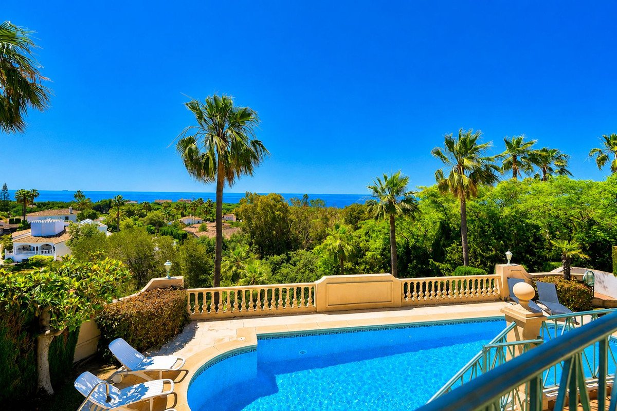 6 Bed Detached Villa in Hacienda Las Chapas