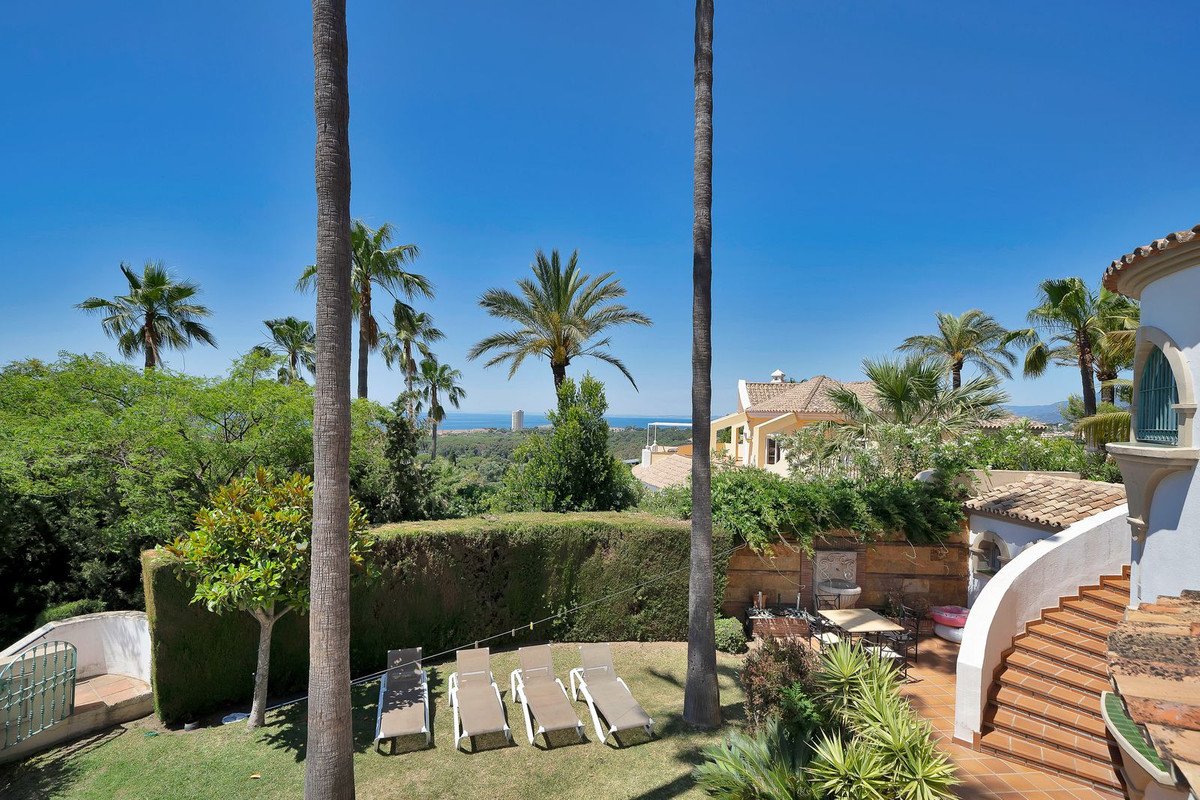 6 Bed Detached Villa in Hacienda Las Chapas