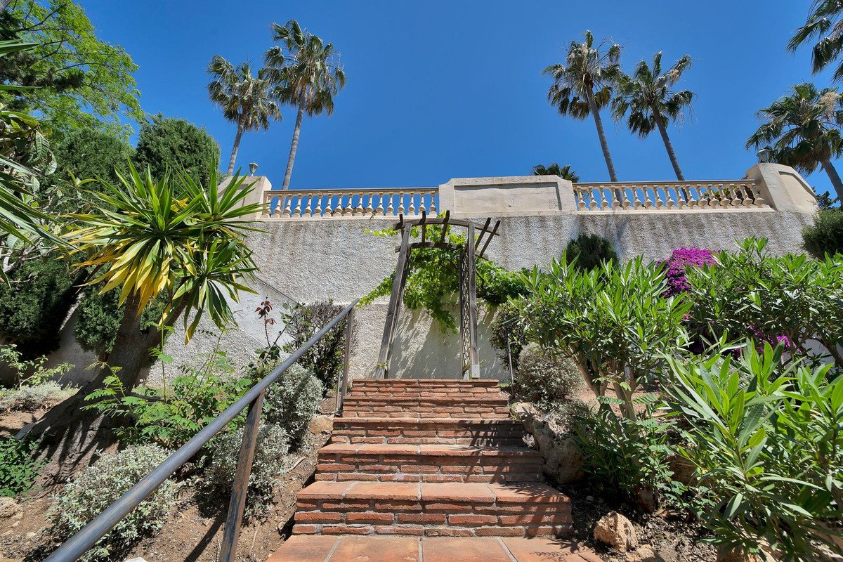 6 Bed Detached Villa in Hacienda Las Chapas