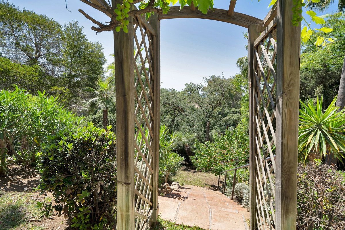 6 Bed Detached Villa in Hacienda Las Chapas