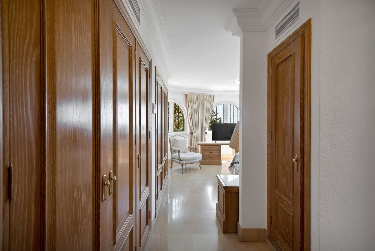 6 Bed Detached Villa in Hacienda Las Chapas