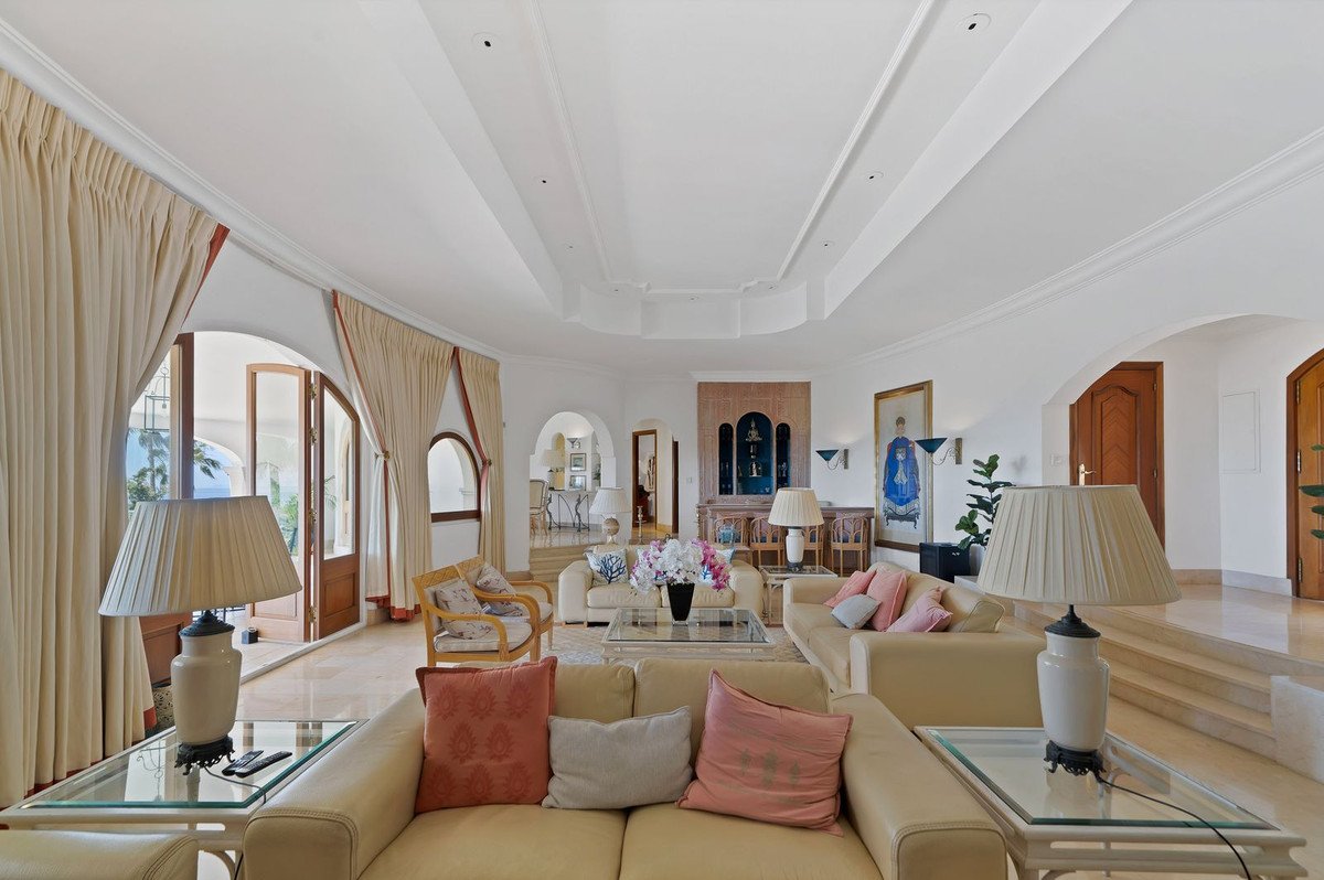 6 Bed Detached Villa in Hacienda Las Chapas